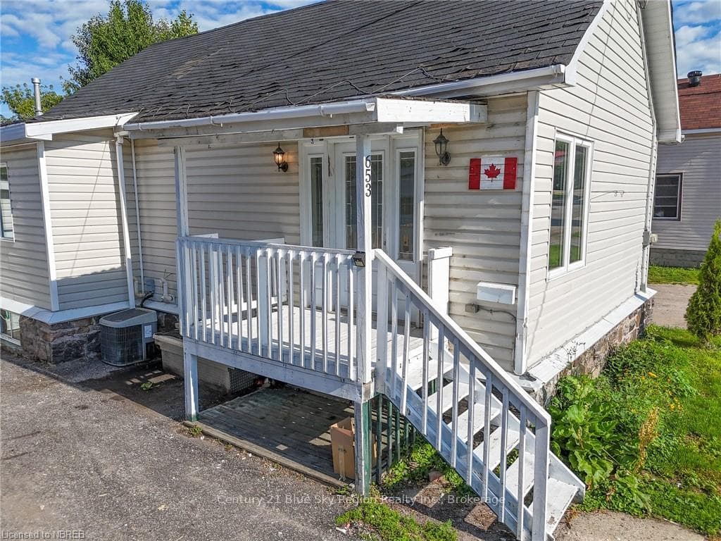 653 DOUGLAS Street photo 40