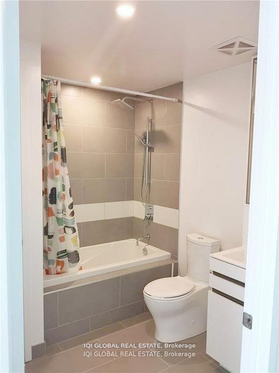 197 Yonge Street Unit 2407 photo 6
