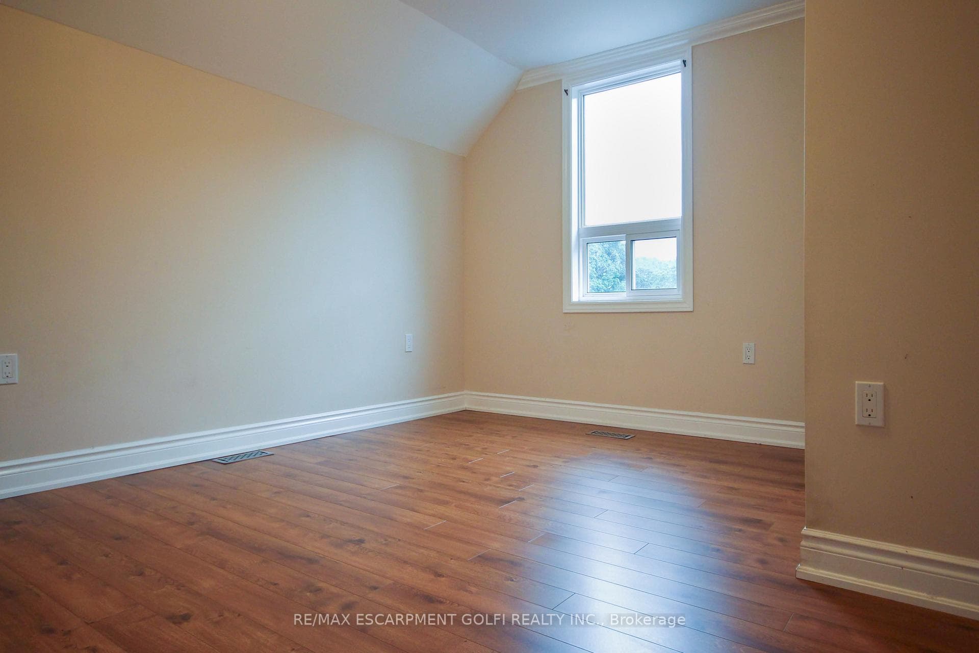 52 Cedar Avenue photo 16