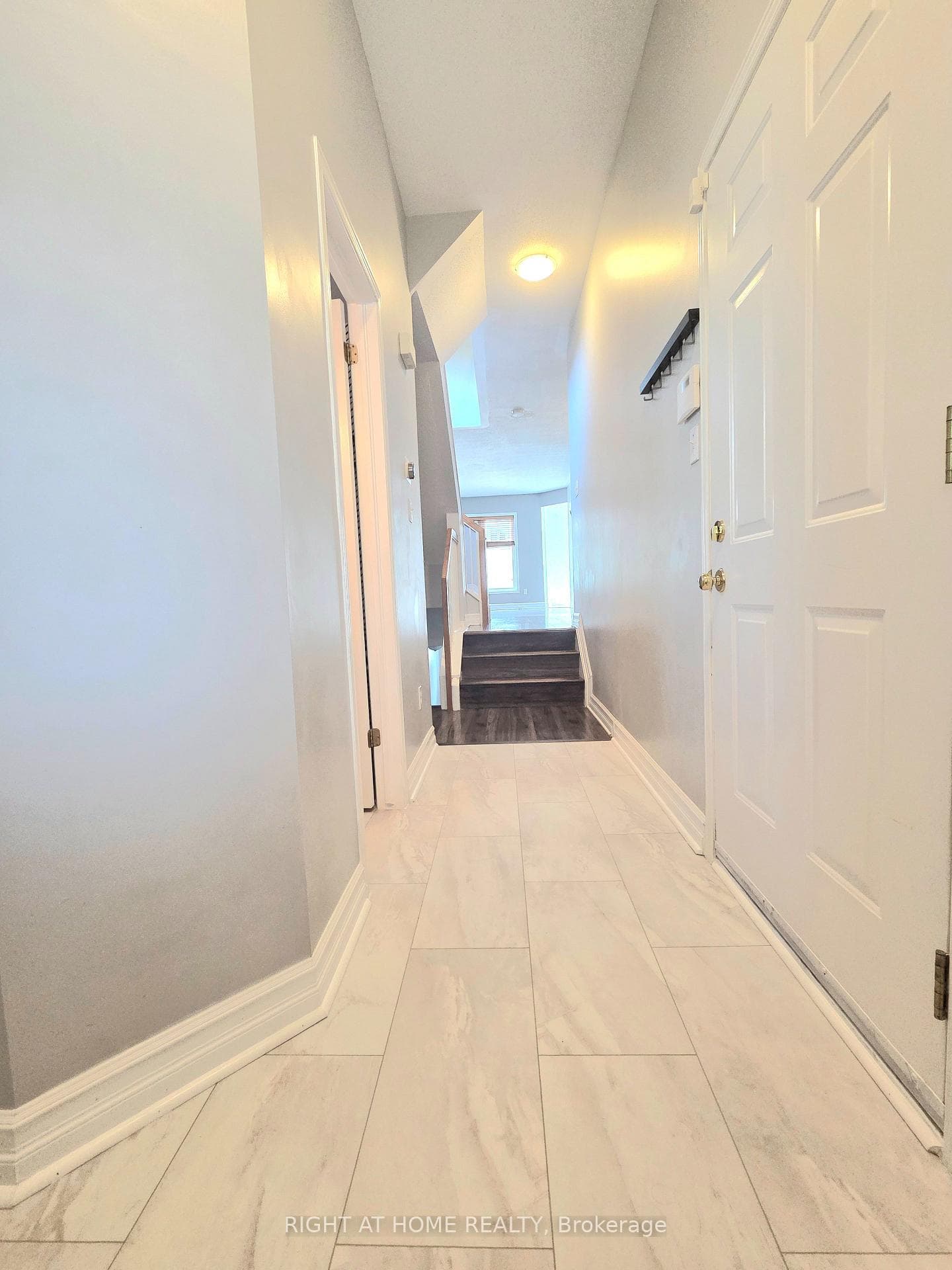 232 Meadowbreeze Drive photo 4