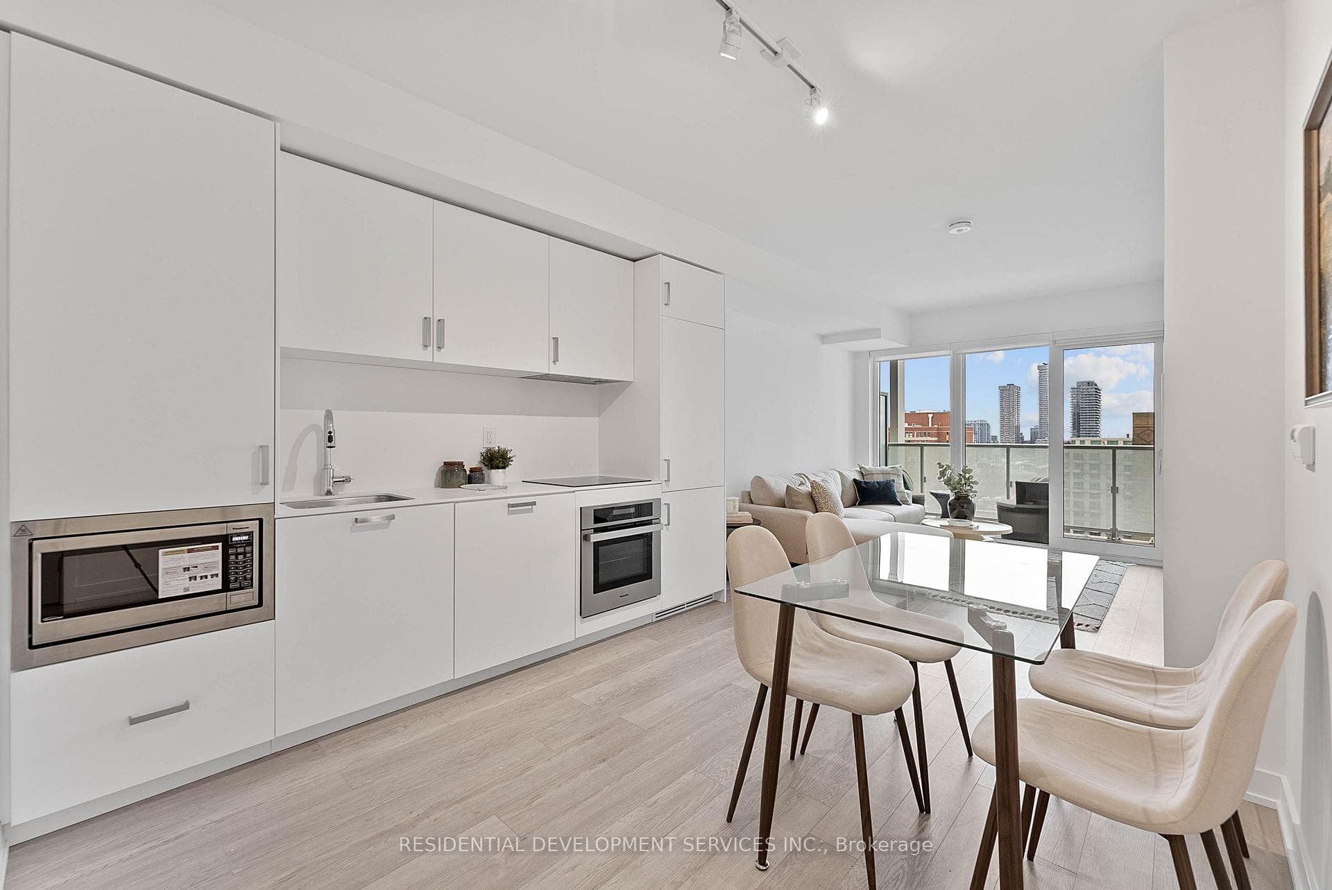 88 Queen Street Unit 1007 photo 4