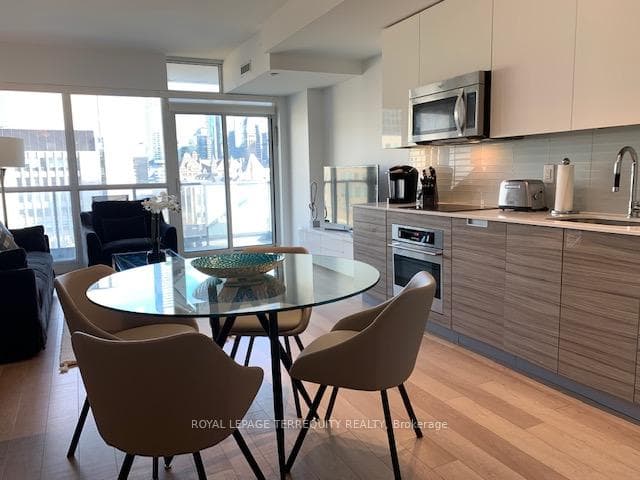 210 Simcoe Street Unit 711 photo 6