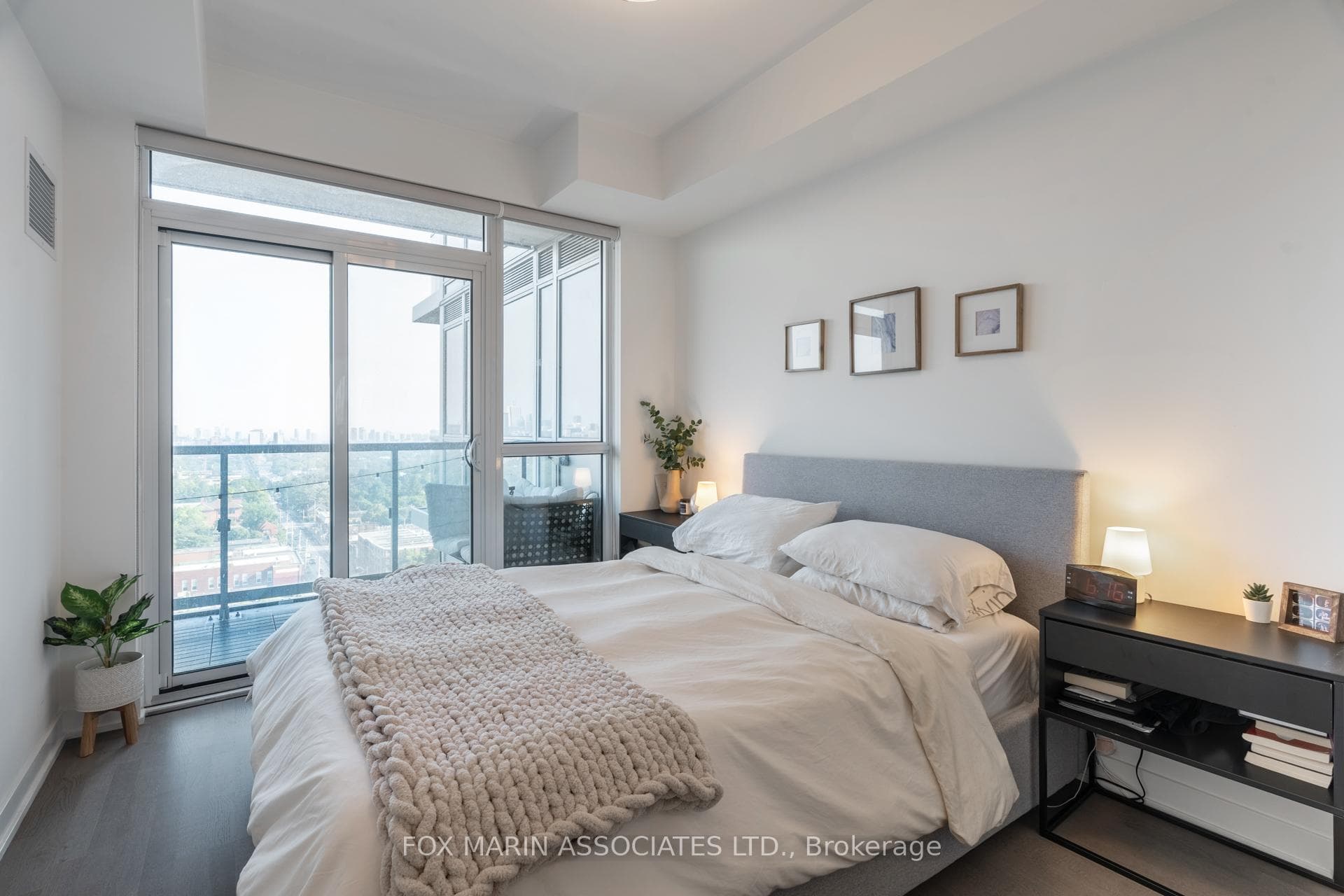 501 St Clair Avenue Unit 1506 photo 17