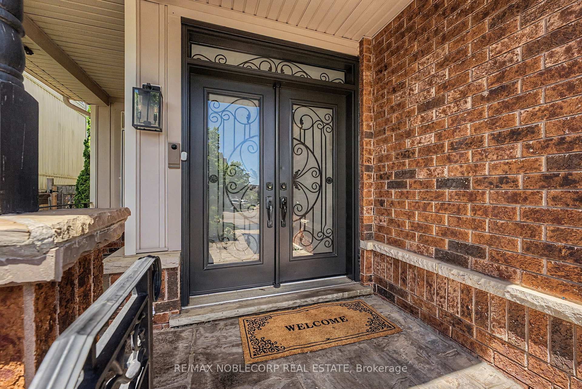 68 Meadowglen Boulevard photo 3