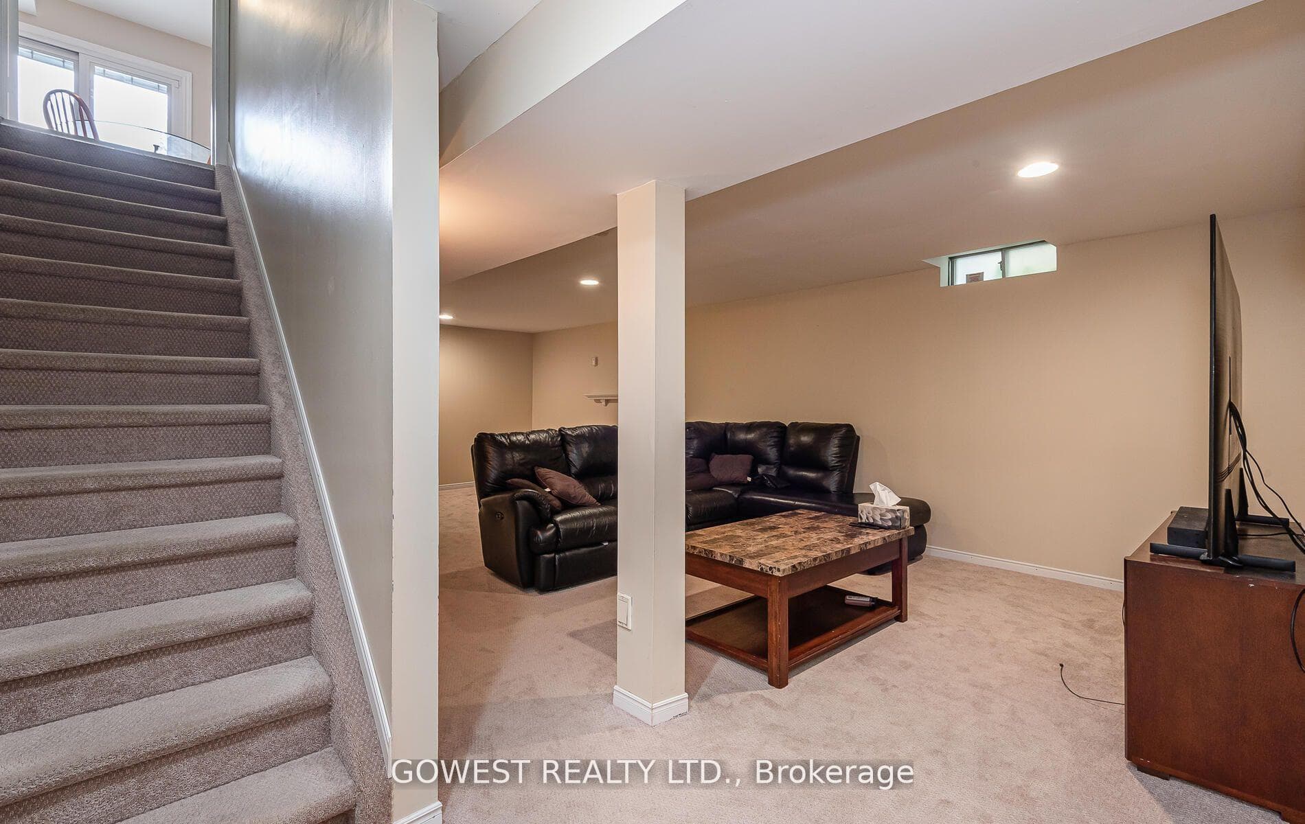 52 Davis Crescent photo 29