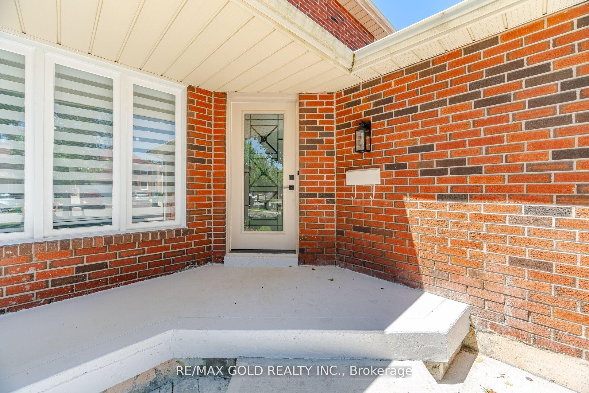 37 Lord Simcoe Drive photo 5