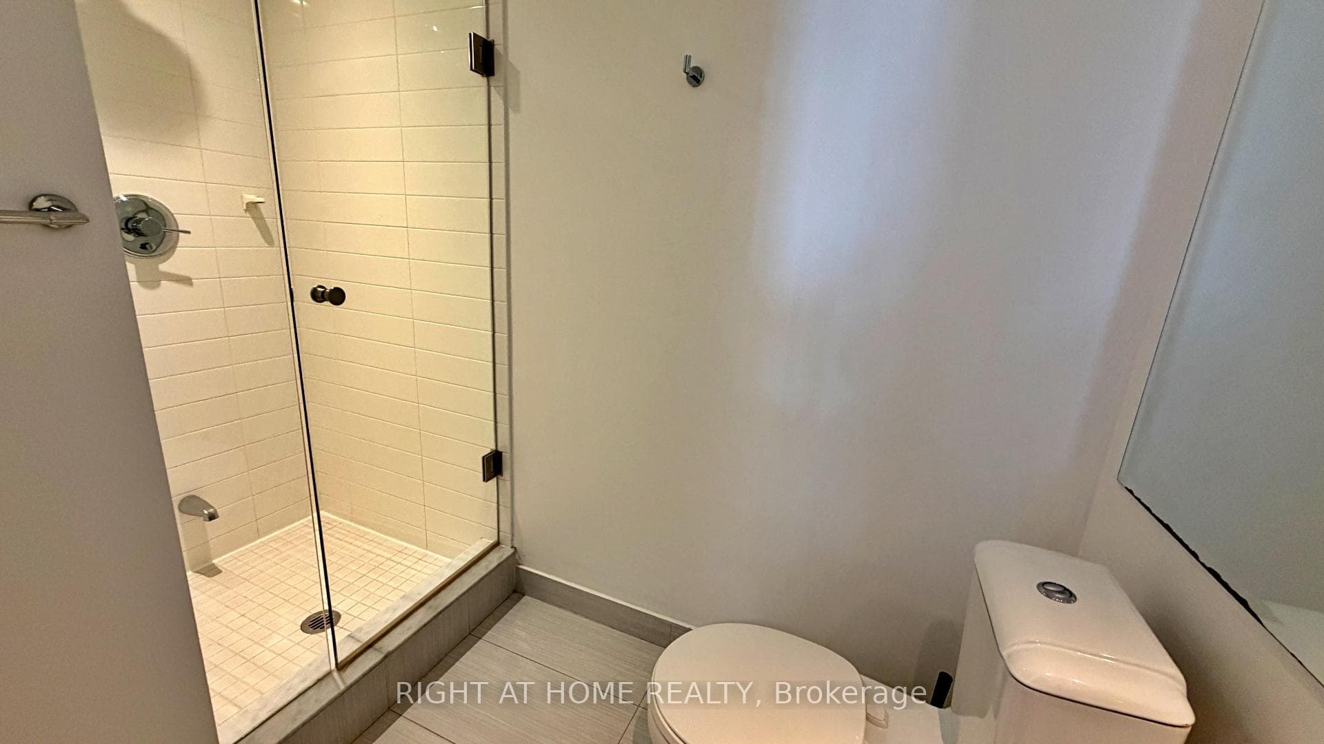 386 Yonge Street Unit 4207 photo 35