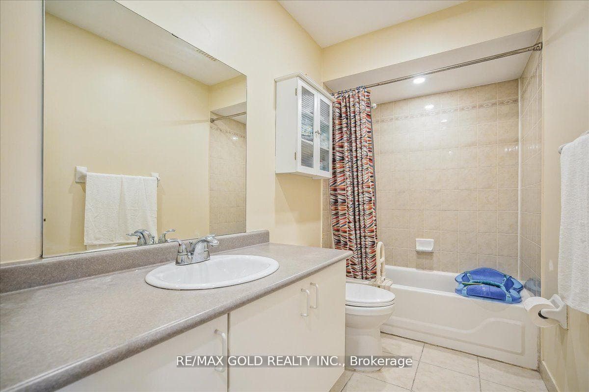 471 Jay Crescent photo 27