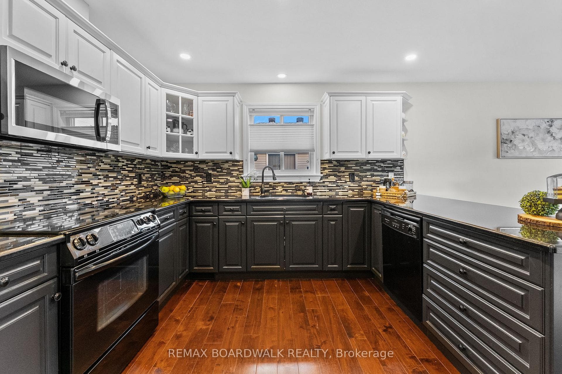 Gorgeous HUGE kitchen w/peninsula for serving