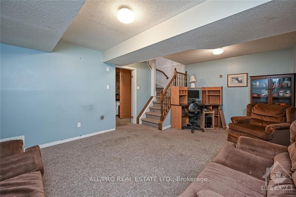 89 MARKLAND Crescent photo 18