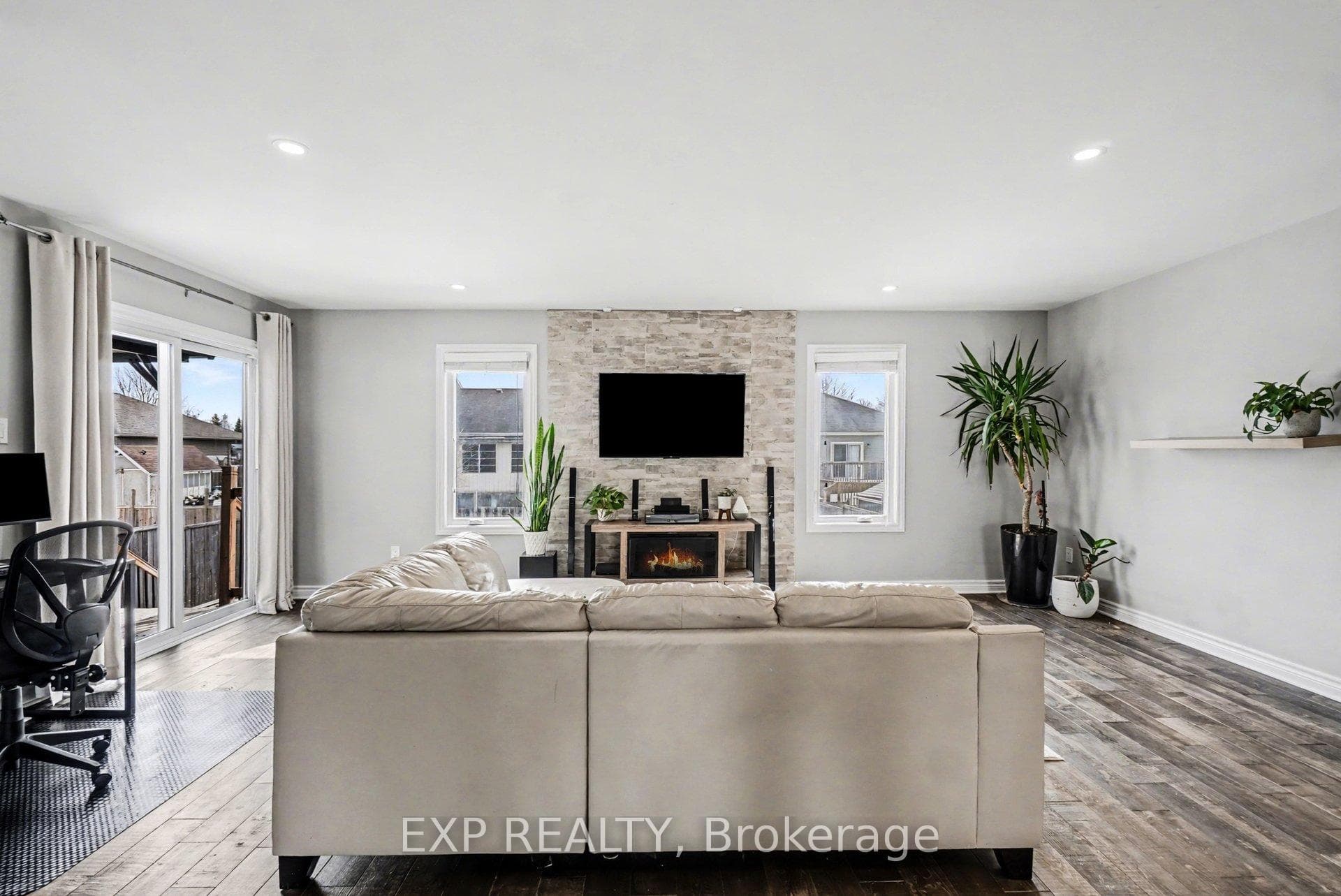 111 DESJARDINS Street photo 10