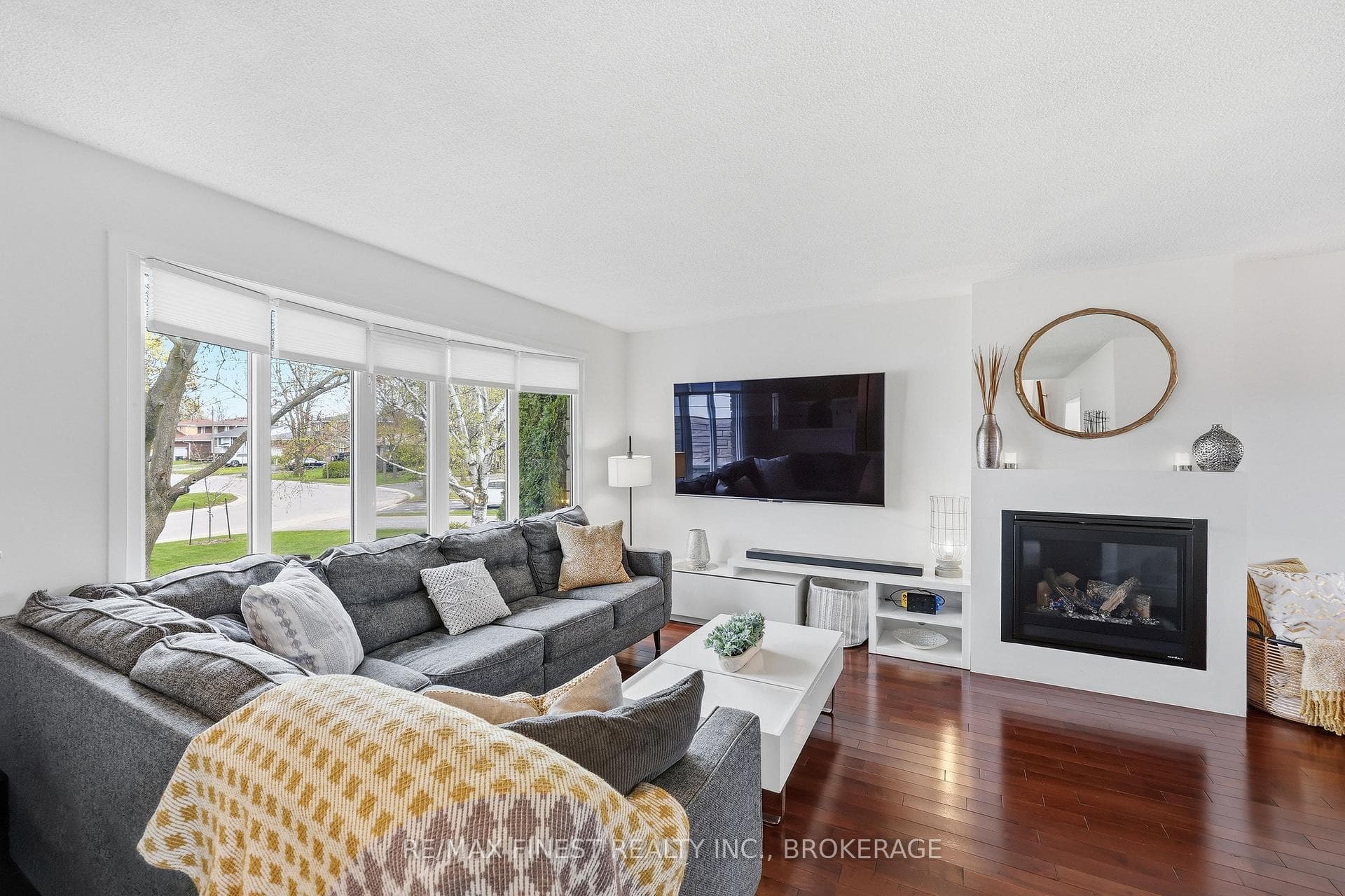 168 Inverness Crescent photo 5