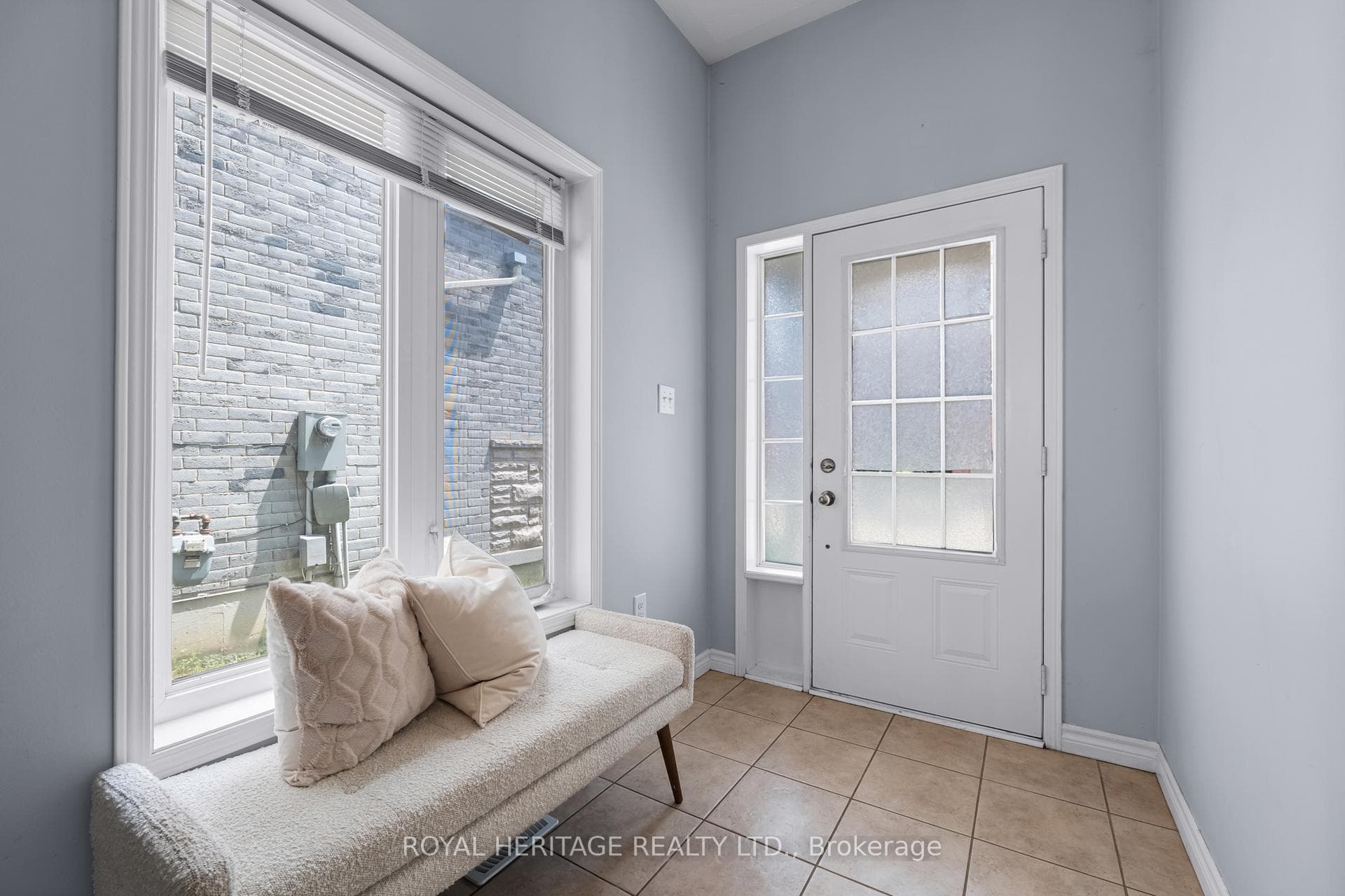 497 Rossland Road photo 2