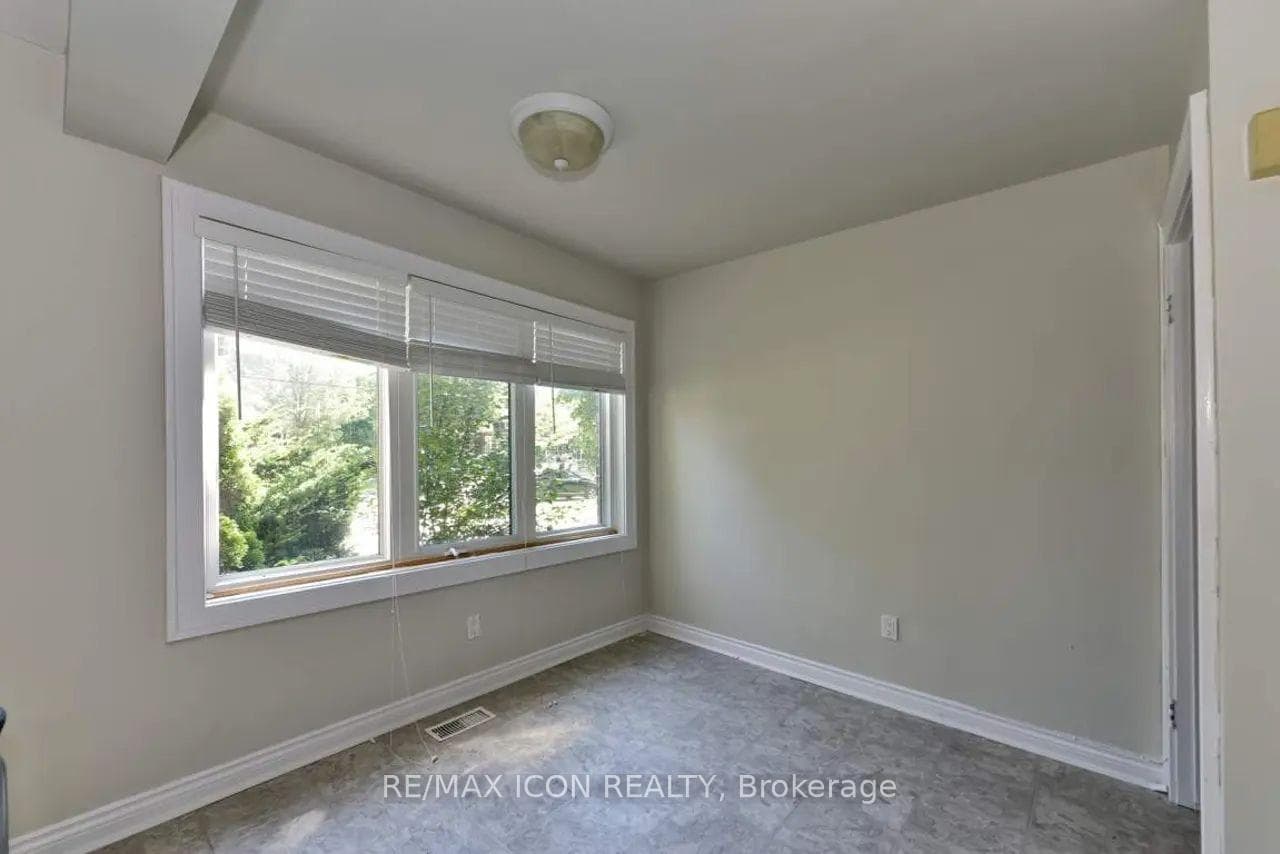 525 Grosvenor Street photo 24