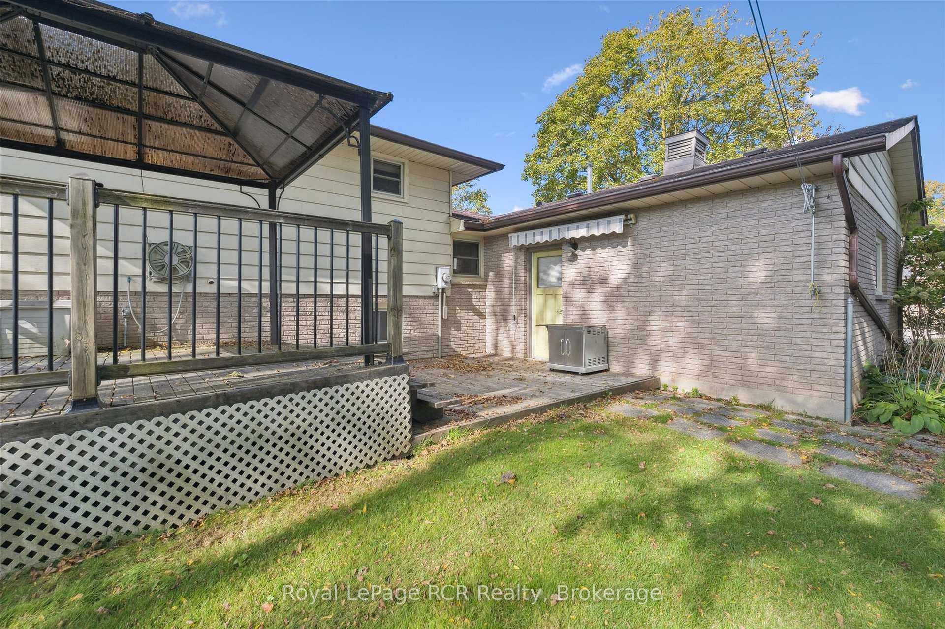 551 Oakview Crescent photo 42