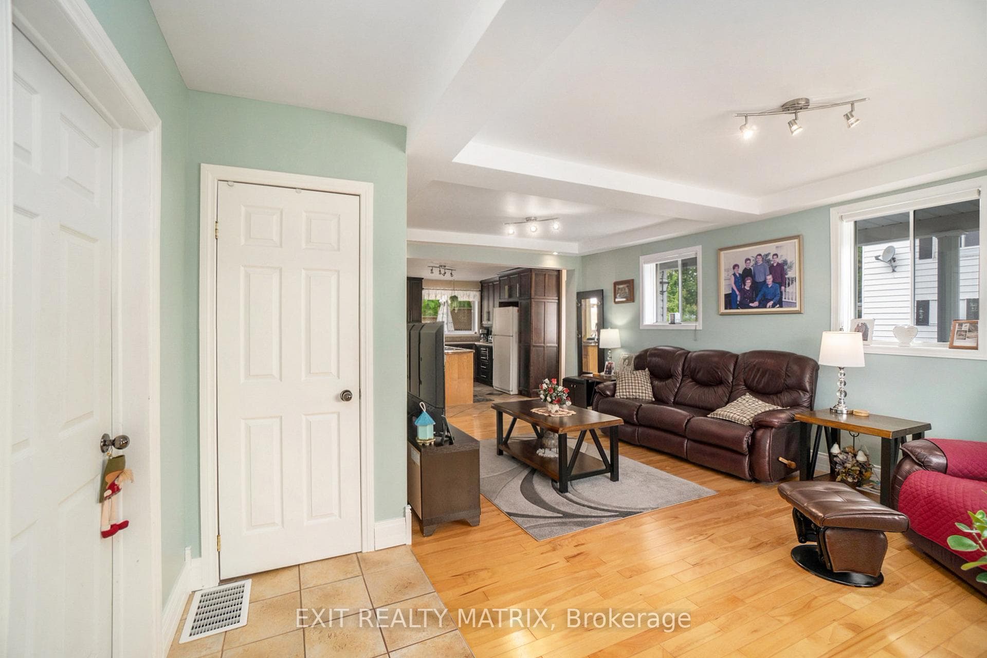 4590 Ste Catherine Street photo 3