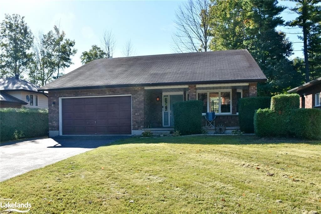233 SIMCOE Street photo 1