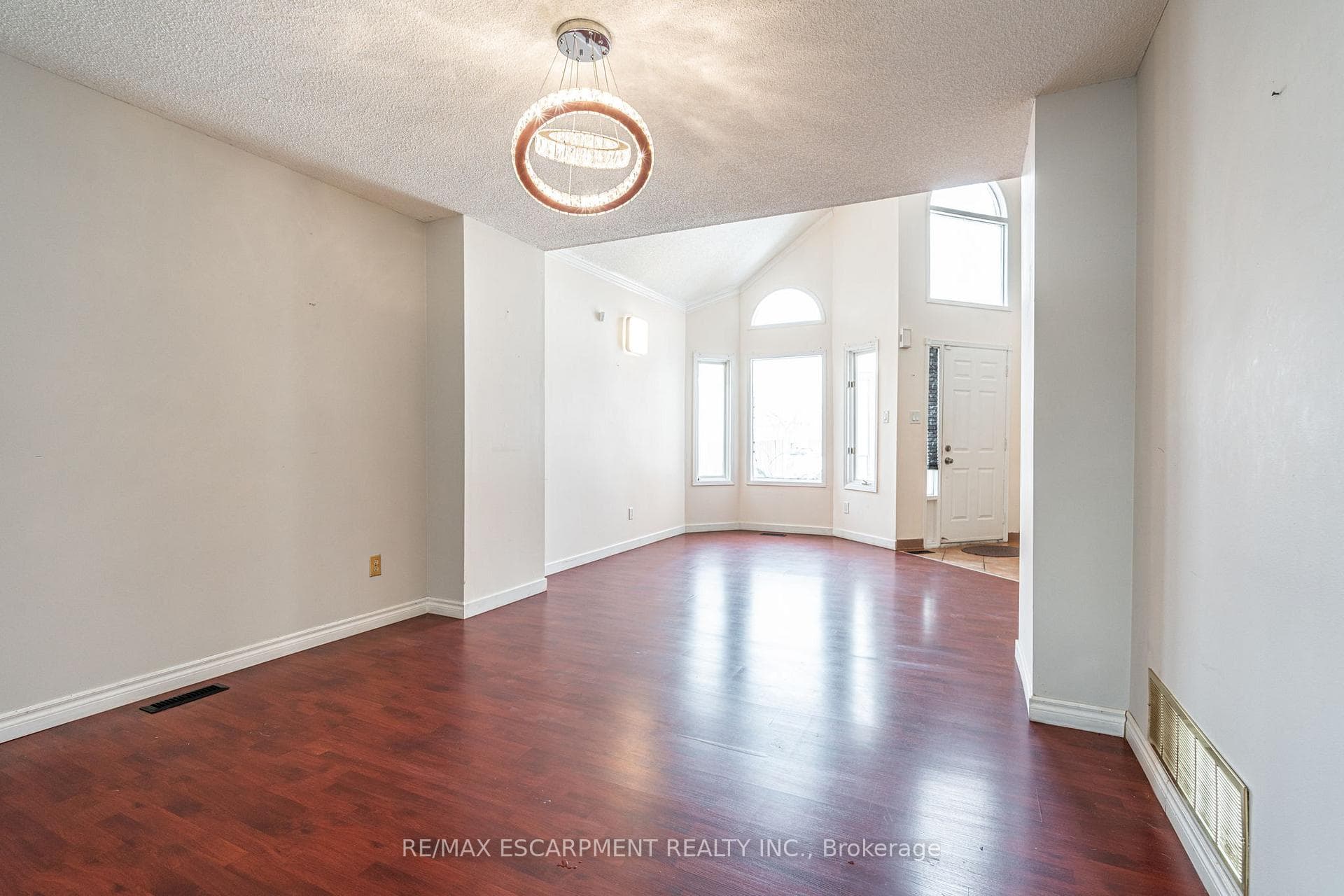 104 Lord Simcoe Drive photo 7