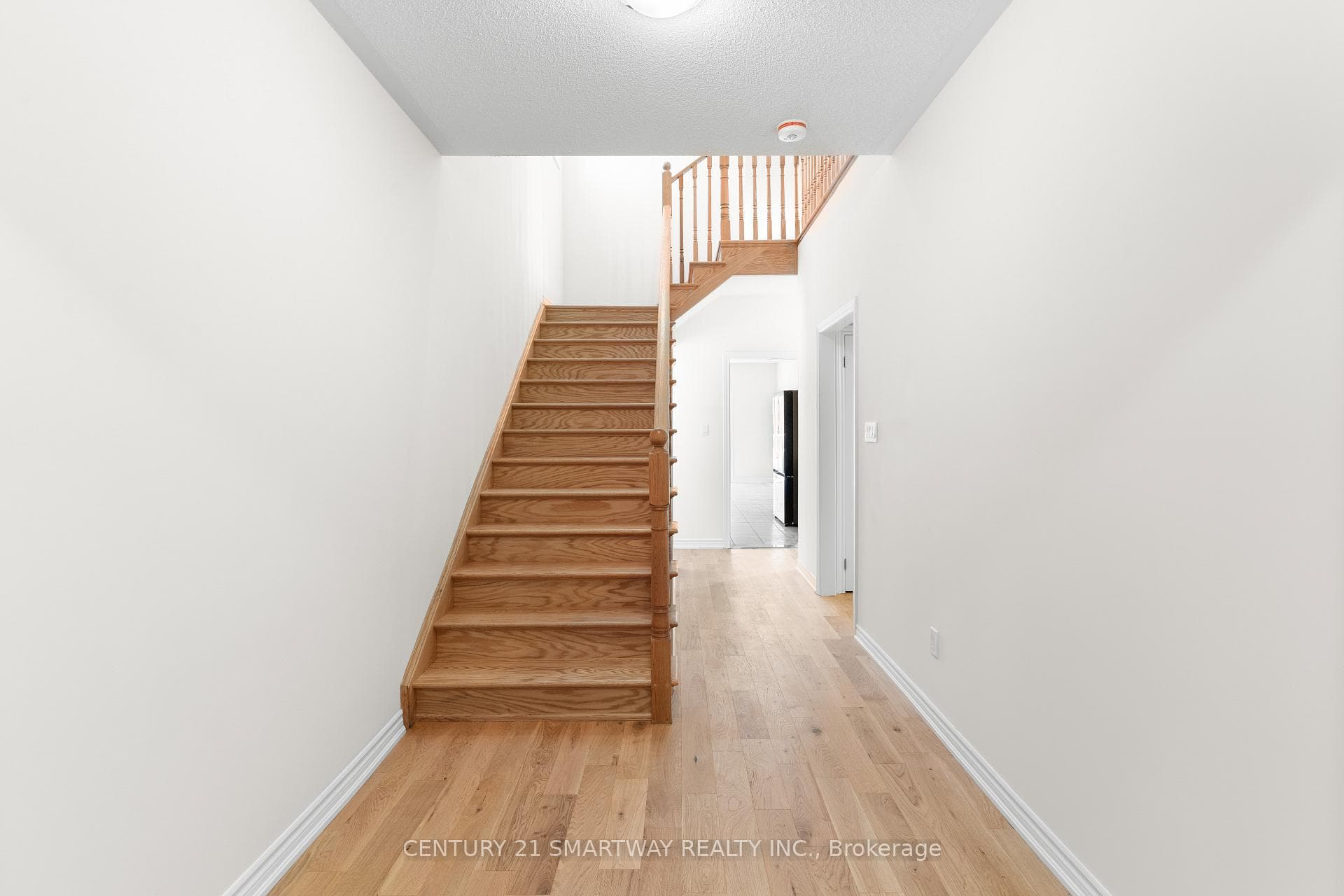 40 HUNTSWORTH Avenue photo 3