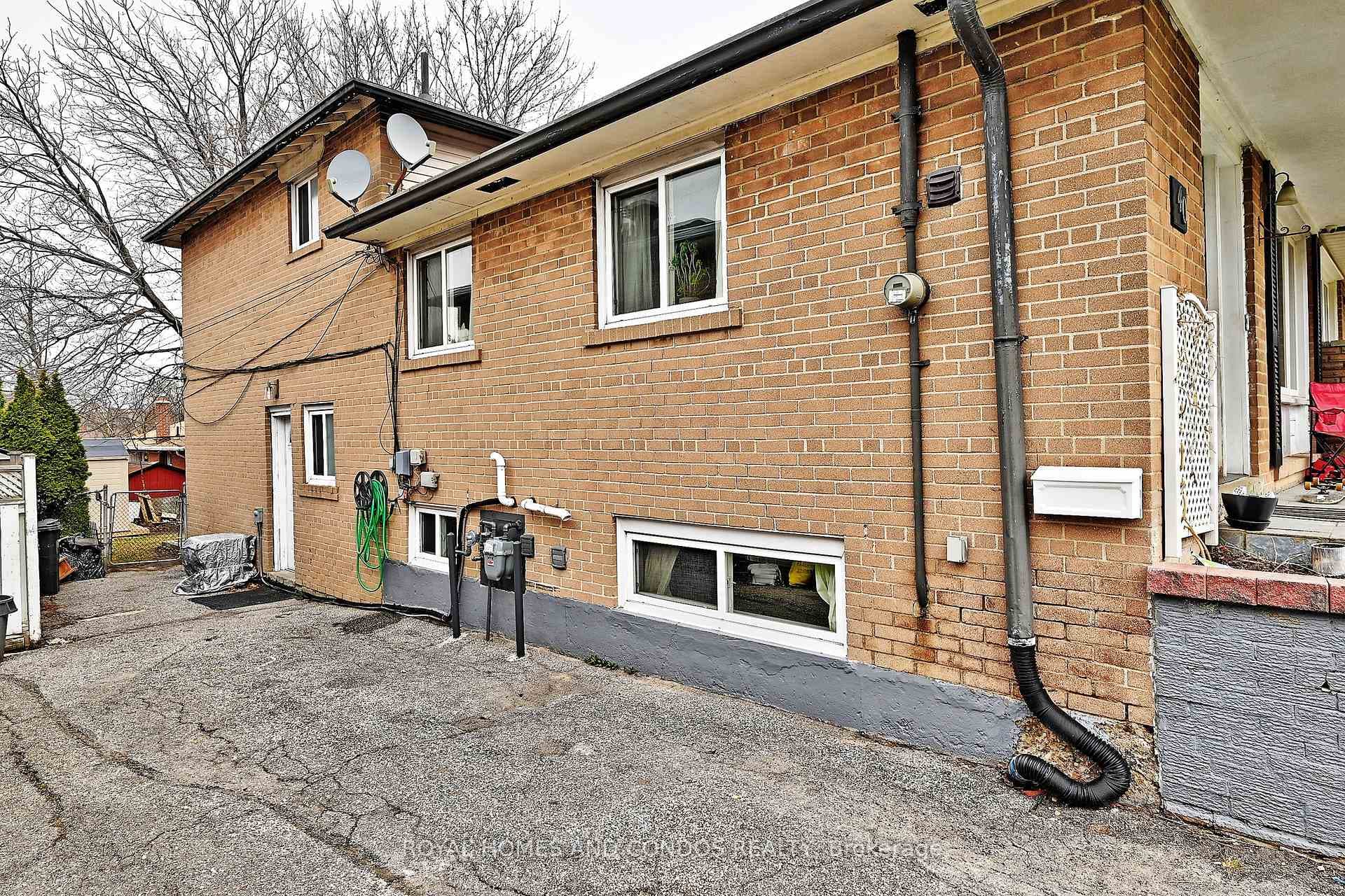 40 Pender Crescent Unit Lower photo 3