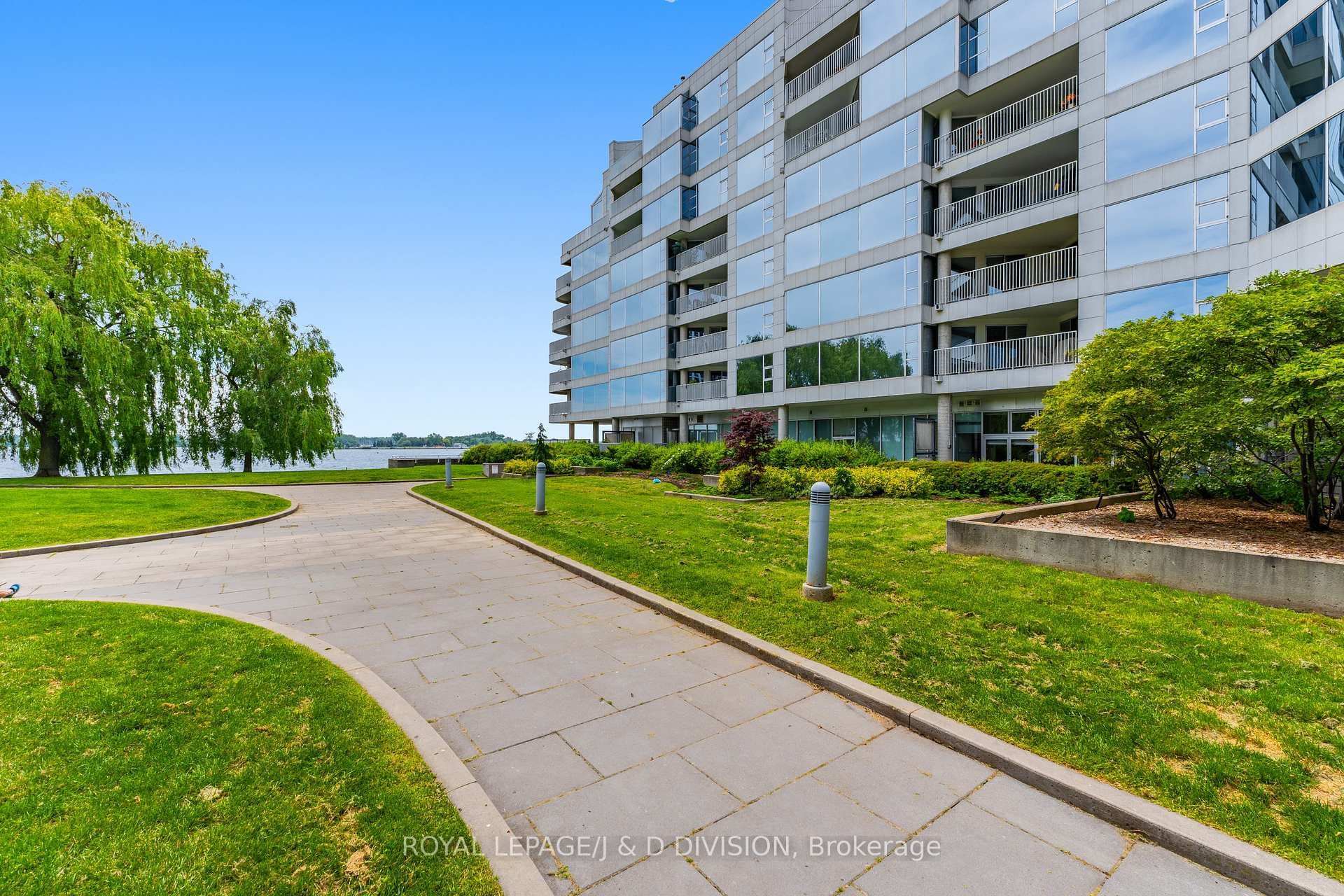 401 Queens Quay Unit 410 photo 35