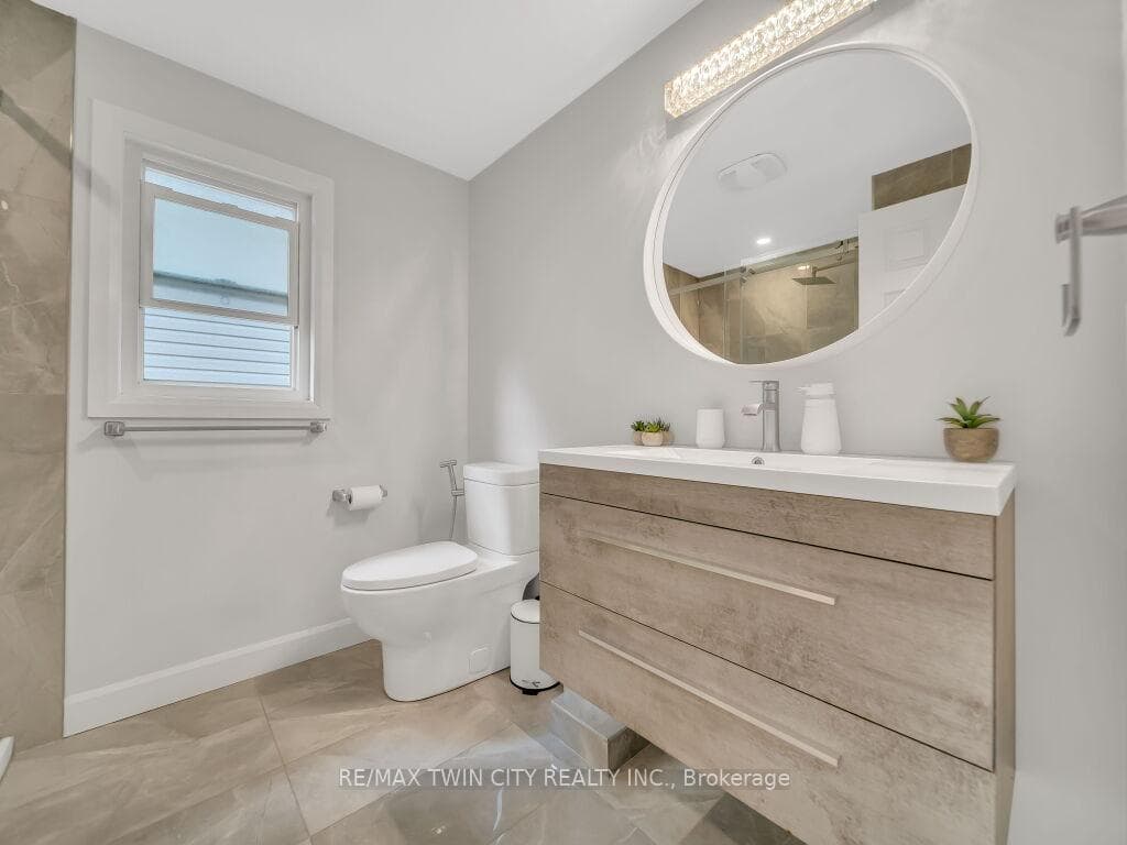 446 Sienna Crescent photo 8