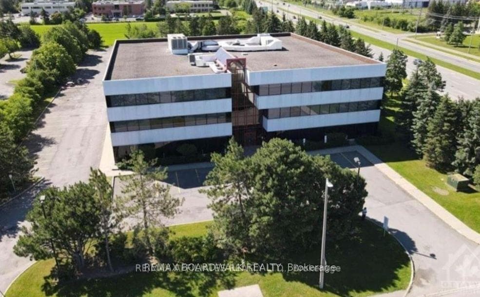 2465 ST LAURENT Boulevard photo 1