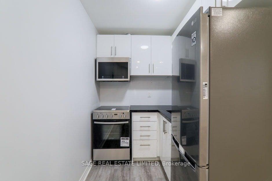 210 Carlton Street Unit 203 photo 4