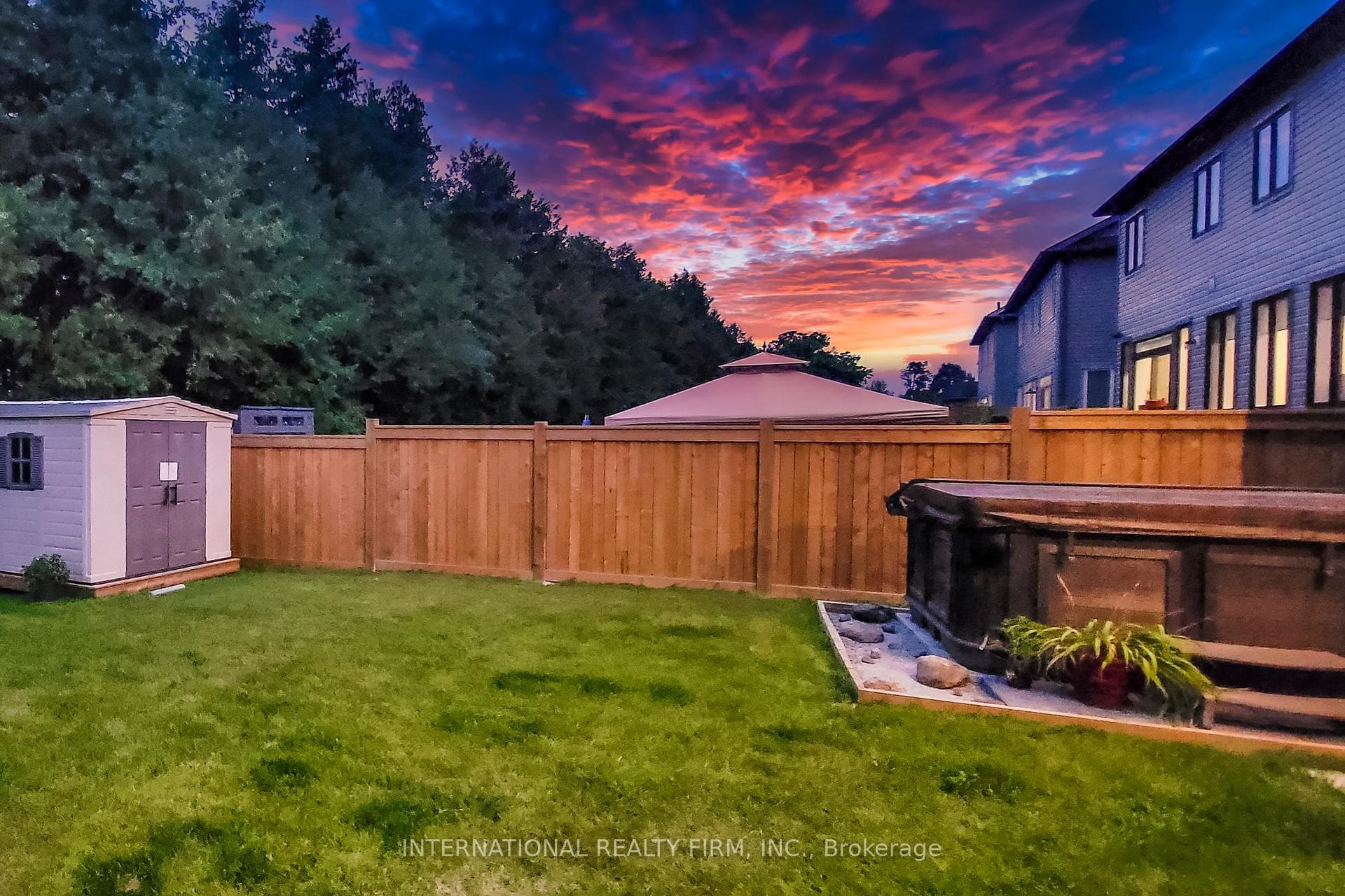 82 Hennessey Crescent photo 48