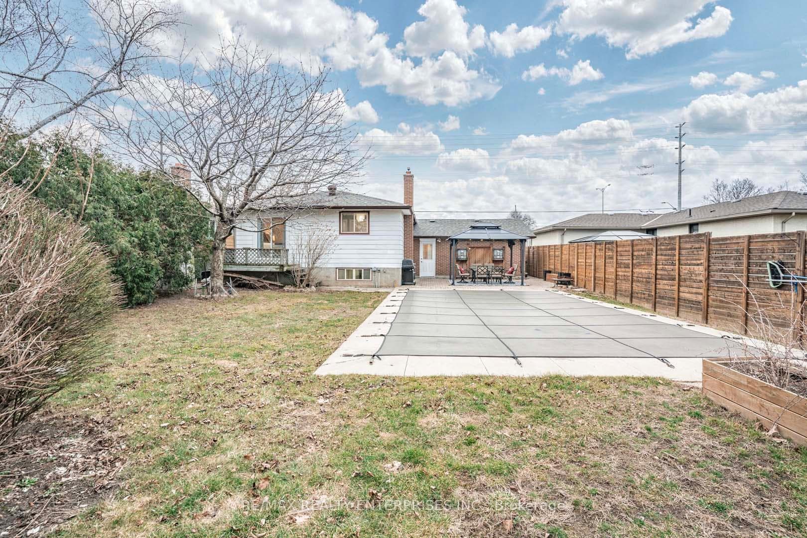 978 South Service Road photo 36