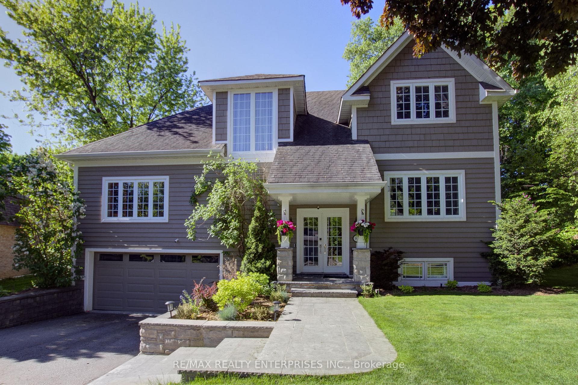 164 Castle Crescent photo 2