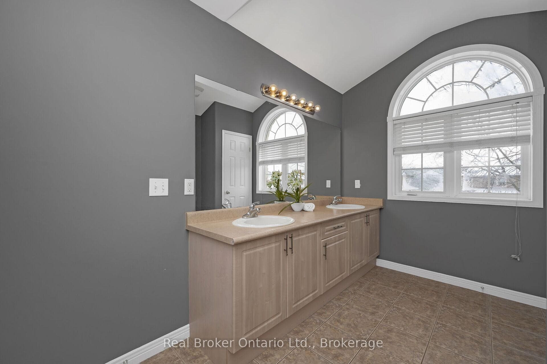 72 Sidney Crescent photo 29