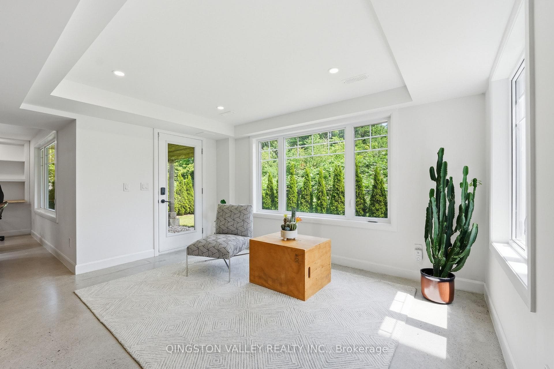 198 Escarpment Crescent photo 42