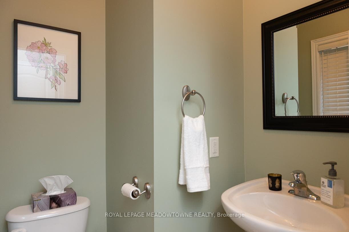 84 Reynolds Crescent photo 28
