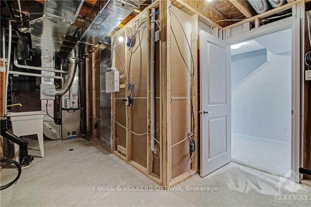 588 DECOEUR Drive photo 22