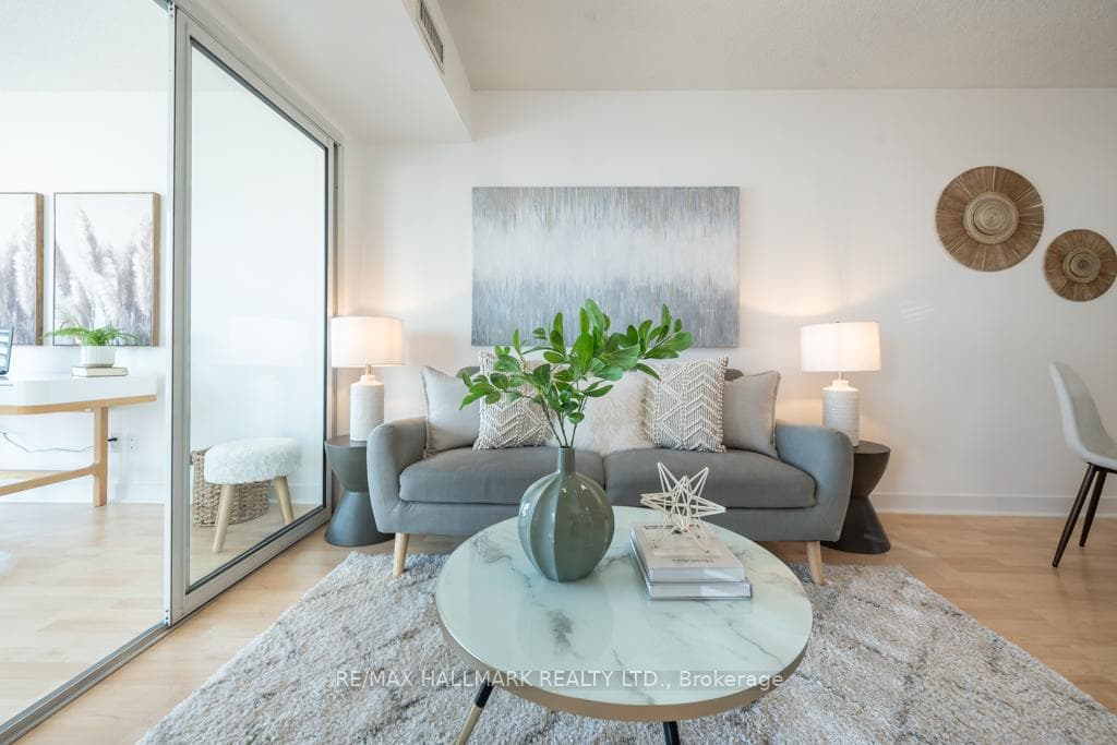 650 Queens Quay Unit 702 photo 8