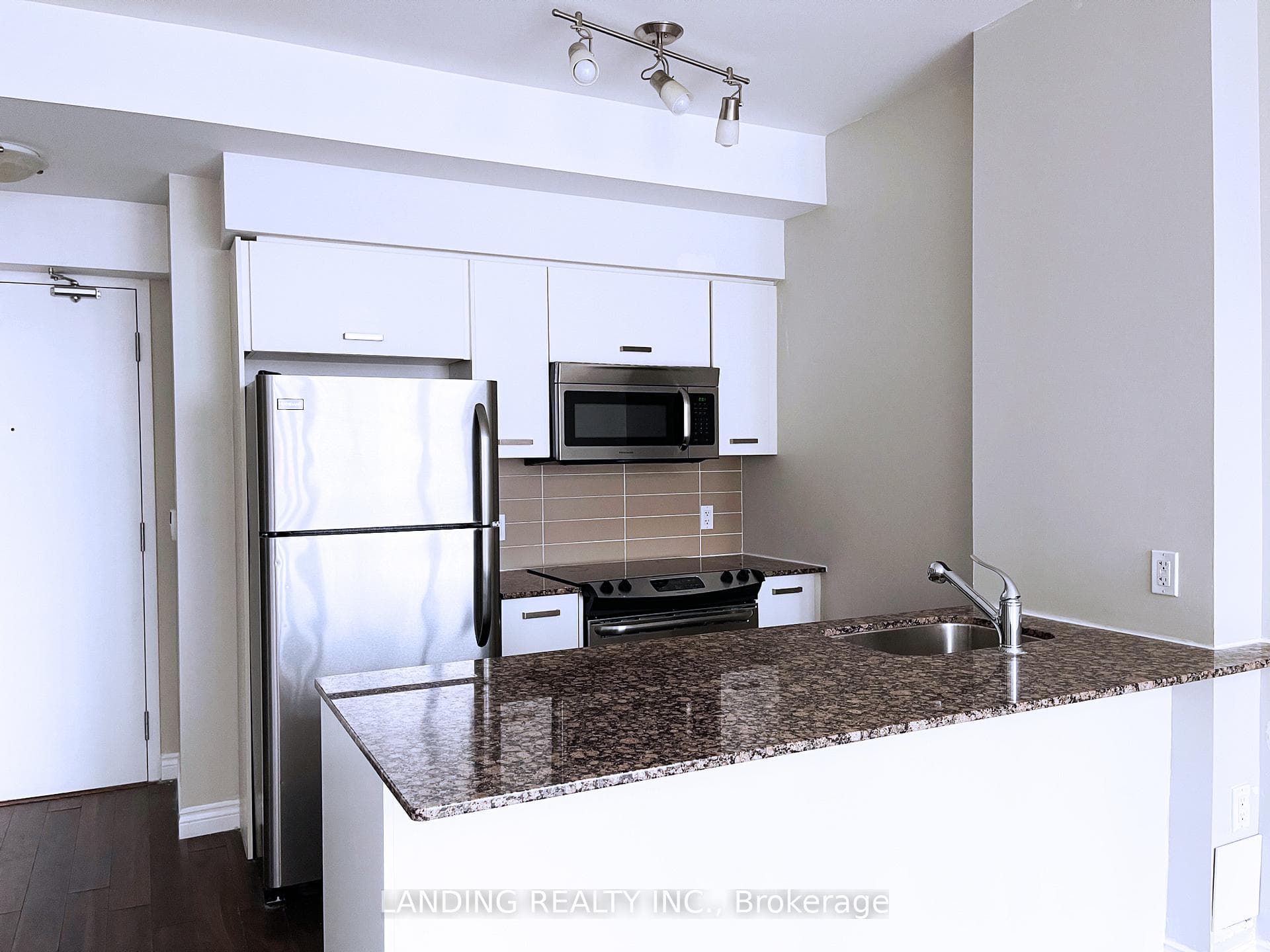 832 Bay Street Unit 404 photo 8
