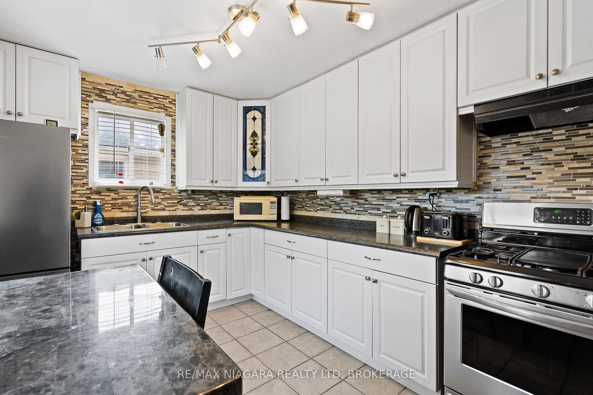 7463 Marieclaude Avenue photo 8
