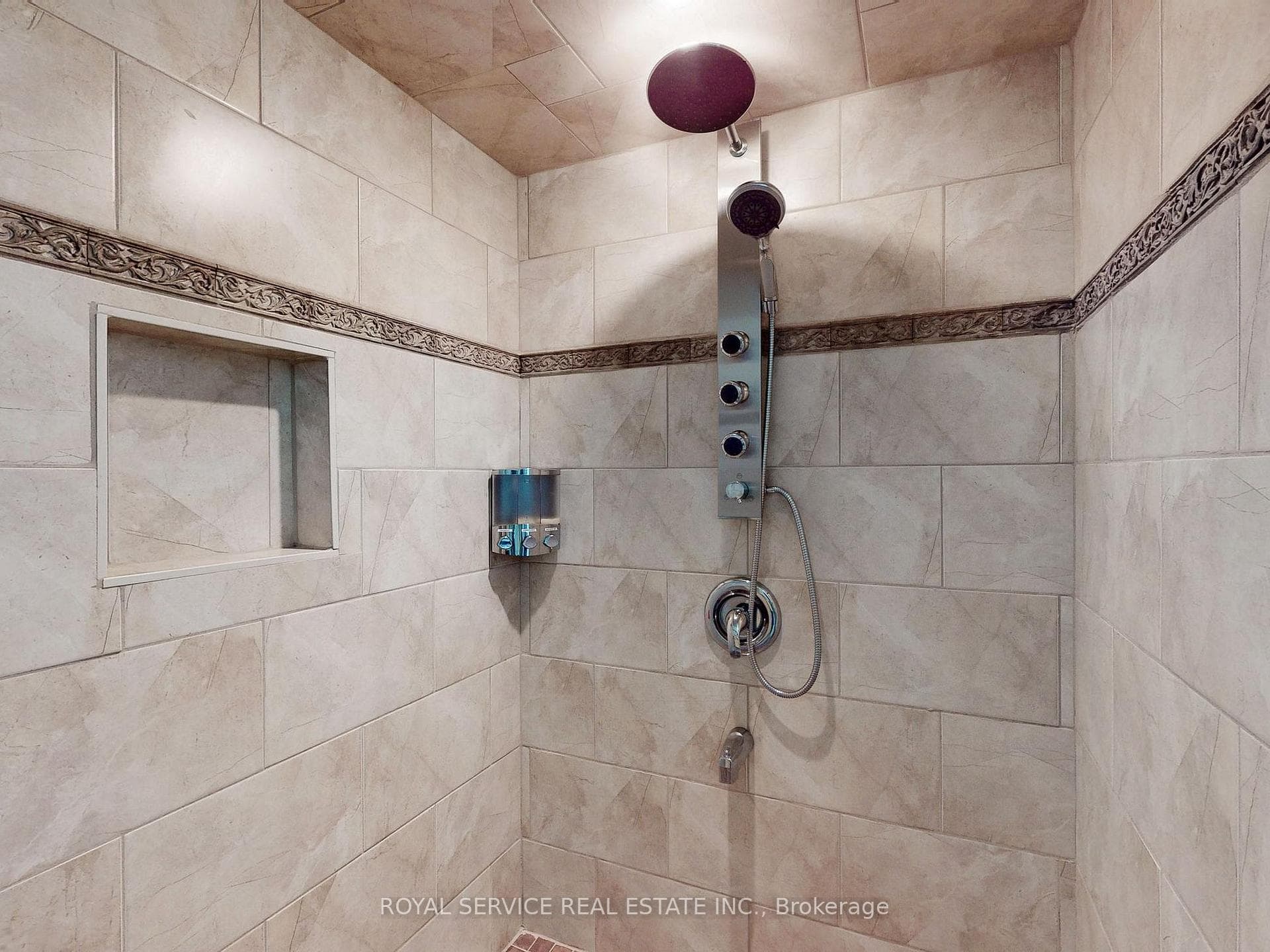 637 Prince Of Wales Drive photo 24