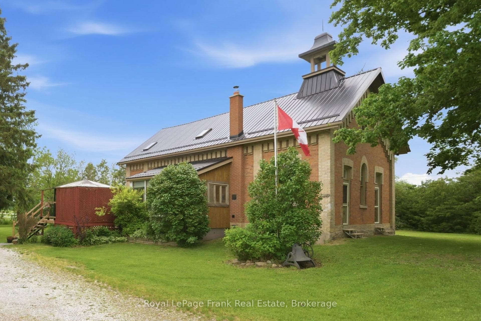 1229 The Glen Road photo 2