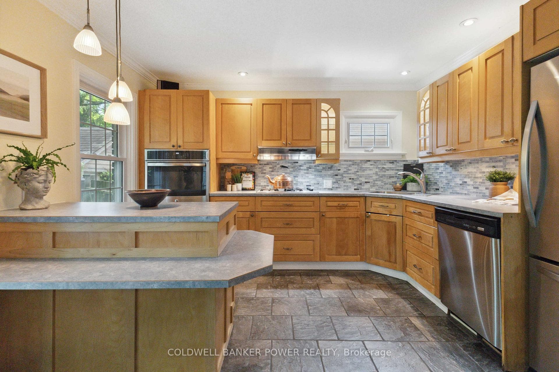 552 St George Street photo 21