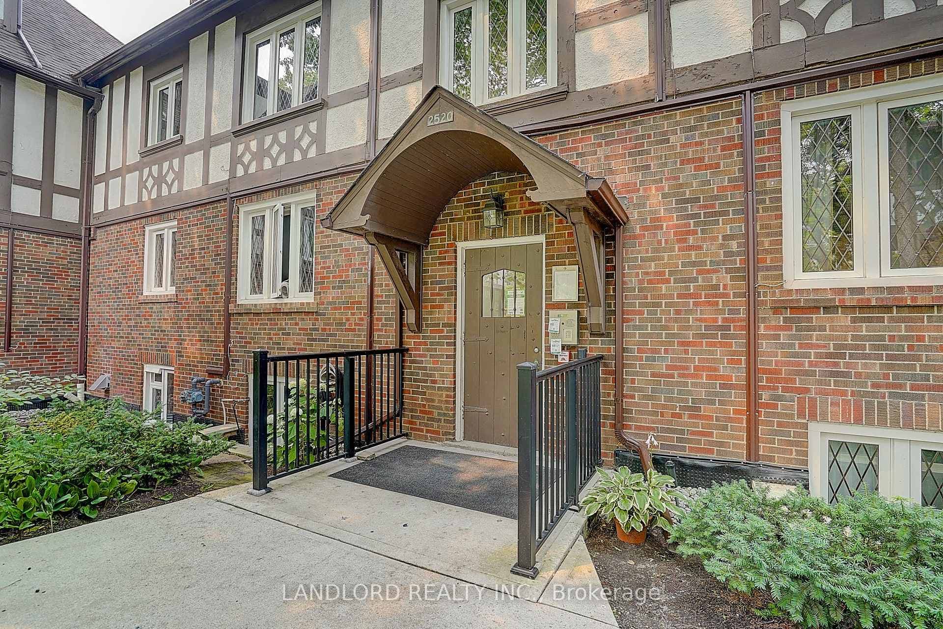 2520 Bloor Street Unit 12 photo 6