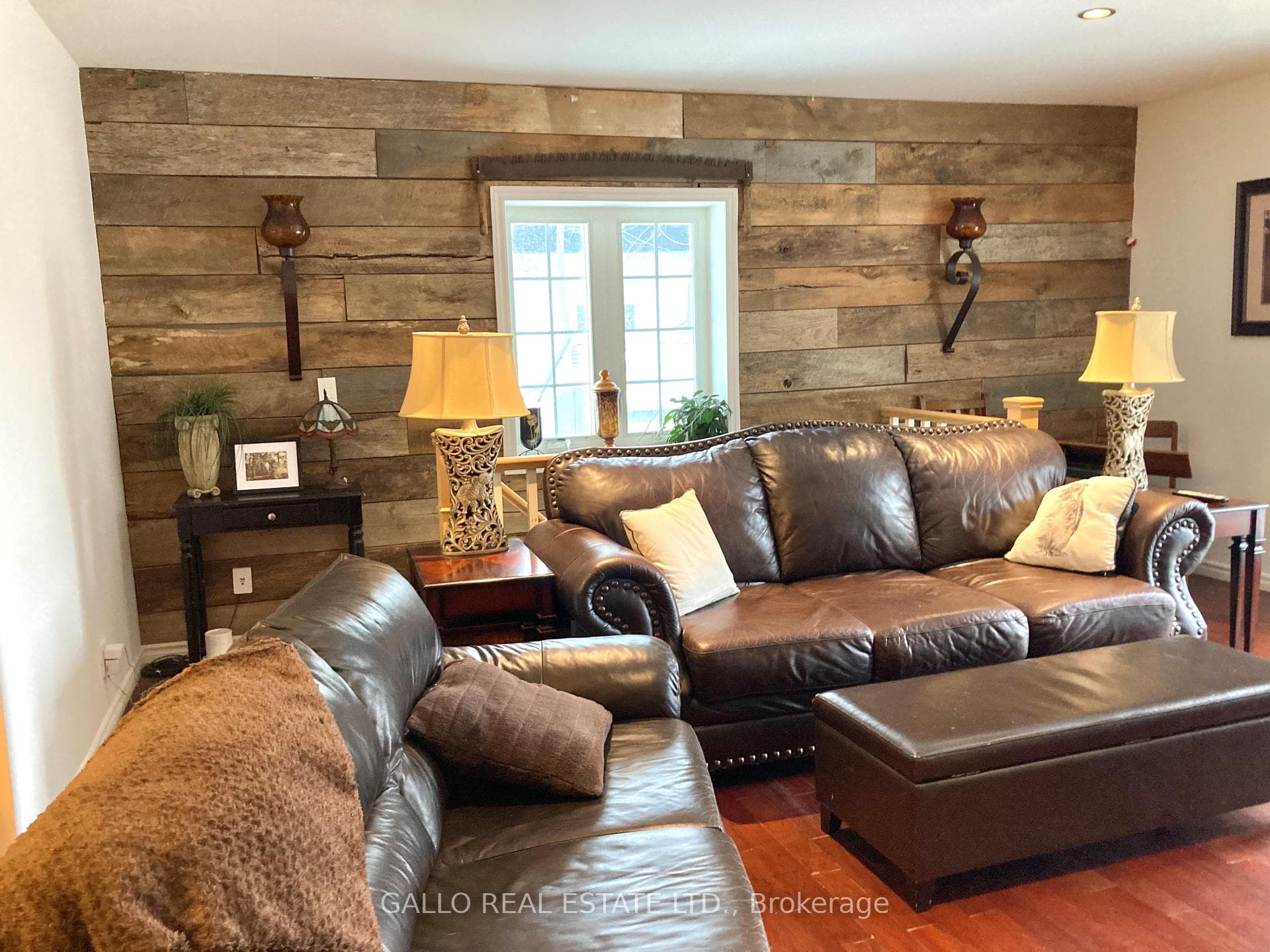 Feature Wall - hidden staircase - removable rail