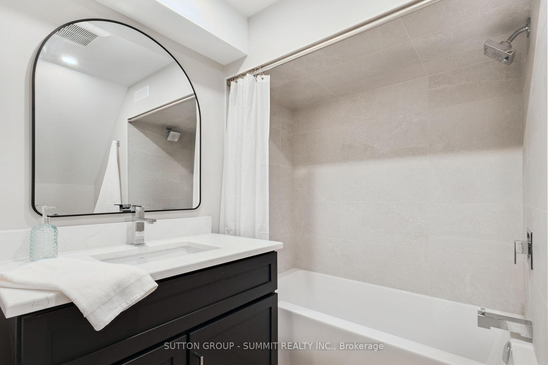 1414 Dewbourne Crescent photo 32