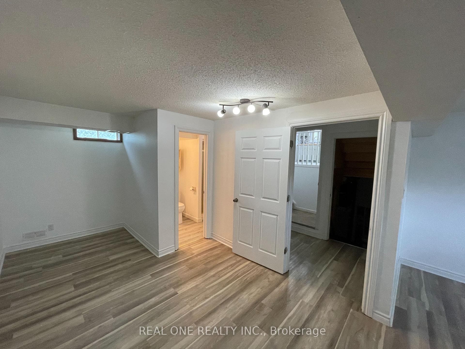 44 Banting Crescent photo 6