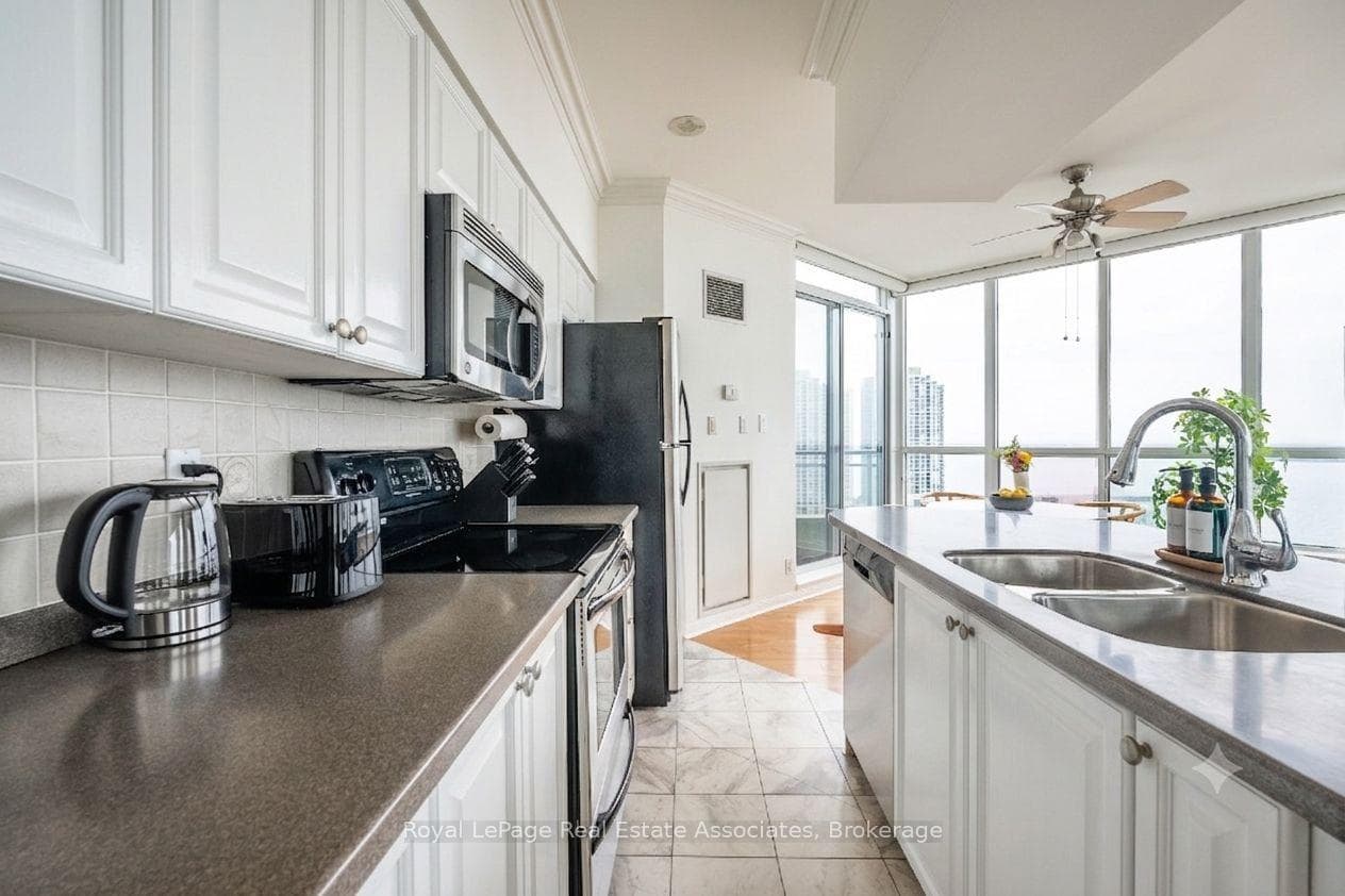 230 Queens Quay Unit 2811 (PH 11) photo 3