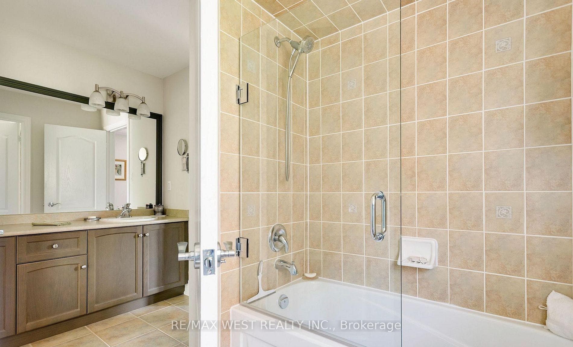 Jack & Jill Bath between bedrooms 4 & 5