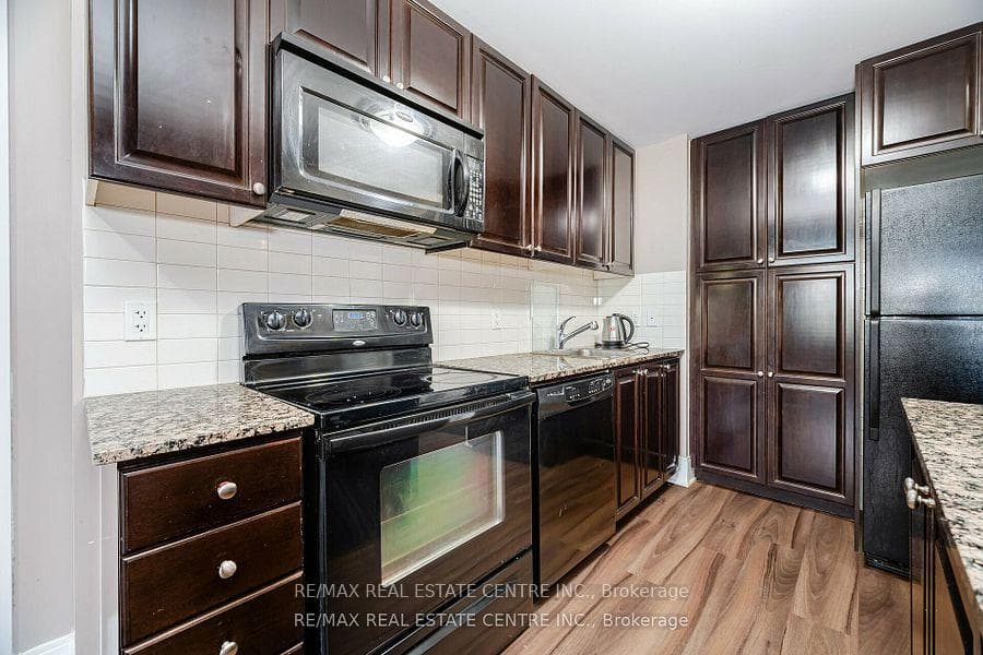 330 Burnhamthorpe Road Unit 204 photo 14