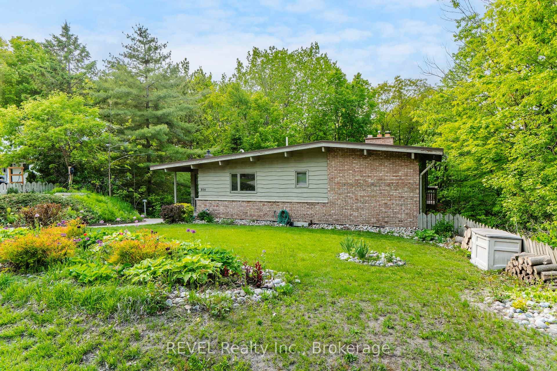 806 Victoria Street photo 2