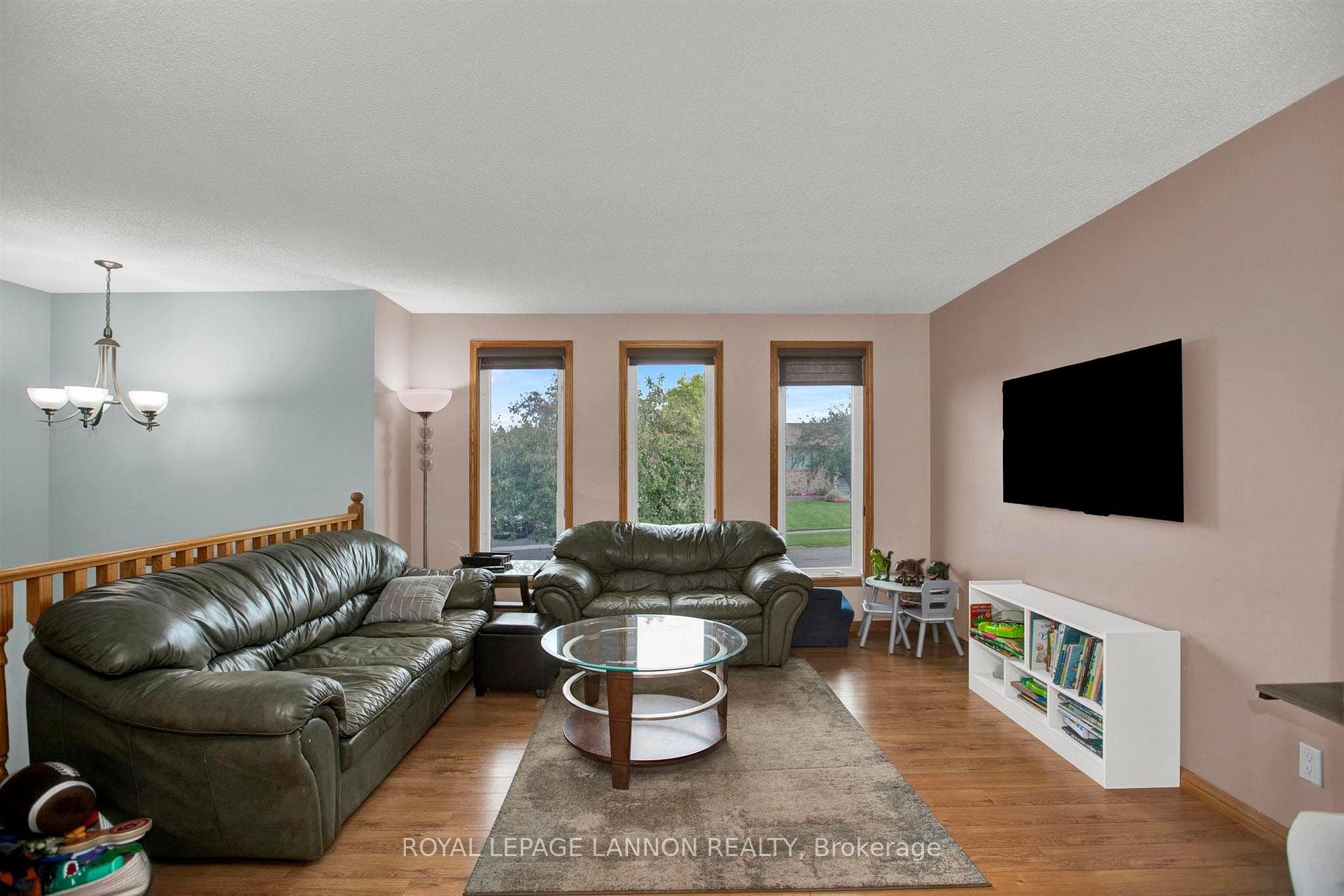 157 Iris Crescent photo 4